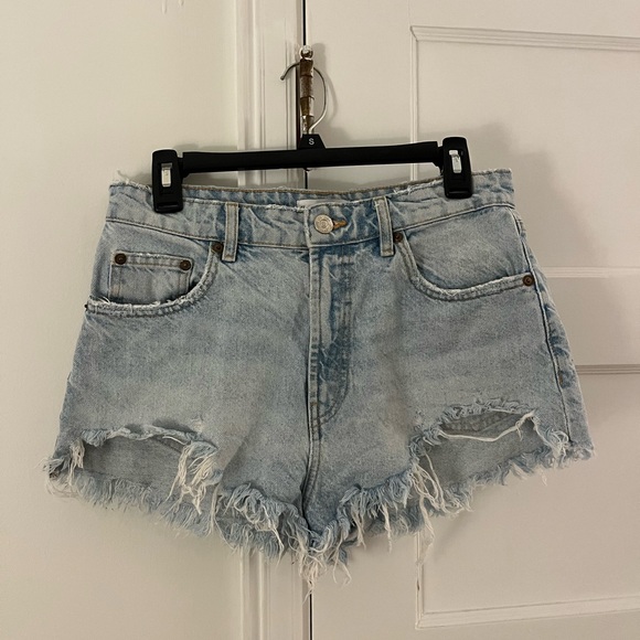 Zara light wash Jean shorts - Picture 1 of 5
